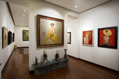 27 Ocak 2018 - Hanoi, Vietnam: Hanoi, Vietnam 'daki Eski Bölge' nin merkezindeki moda Ejderha Galerisi. Old Quarter, Hanoi 'nin orta kesiminde iyi bilinen bir sanat bölgesi ve Vietnamlılar için popüler bir turizm merkezidir.