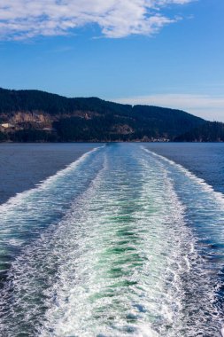 Howe Sound 'da uyan. BC feribotunun arkasından Horseshoe Körfezi' nden Langdale 'e, Britanya Kolumbiyası, Kanada.
