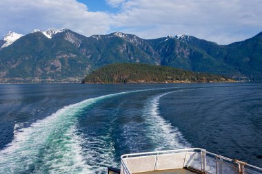 Howe Sound 'da uyan. BC feribotunun arkasından Horseshoe Körfezi' nden Langdale 'e, Britanya Kolumbiyası, Kanada.