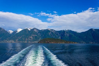 Howe Sound 'da uyan. BC feribotunun arkasından Horseshoe Körfezi' nden Langdale 'e, Britanya Kolumbiyası, Kanada.