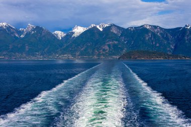 Howe Sound 'da uyan. BC feribotunun arkasından Horseshoe Körfezi' nden Langdale 'e, Britanya Kolumbiyası, Kanada.