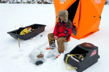 Sarı Göl, Britanya Kolumbiyası, Kanada - 7 Ocak 2018: Penticton, Britanya Kolumbiyası, Kanada yakınlarındaki donmuş Sarı Göl 'de soğuk bir kış günü buzda alabalık avlamak.