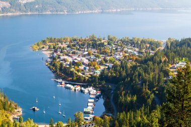 Kaslo, Kanada 'nın British Columbia bölgesinde Kootenay Gölü' nün batı kıyısında yer alan bir köydür. Wardner Caddesi 'nin sonundaki Kaslo bakış açısına göre görüntüle.