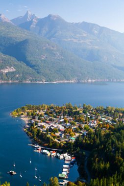 Kaslo, Kanada 'nın British Columbia bölgesinde Kootenay Gölü' nün batı kıyısında yer alan bir köydür. Wardner Caddesi 'nin sonundaki Kaslo bakış açısına göre görüntüle.