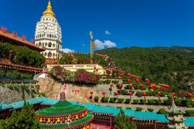 Çin Yeni Yılı için Çin kağıt fenerleriyle süslenmiş Kek Lok Si Çin Tapınağı. Kek Lok Si Tapınağı Georgetown, Penang, Malezya yakınlarında..