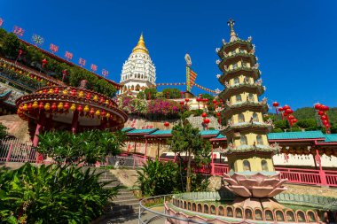 Çin Yeni Yılı için Çin kağıt fenerleriyle süslenmiş Kek Lok Si Çin Tapınağı. Kek Lok Si Tapınağı Georgetown, Penang, Malezya yakınlarında..