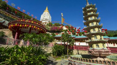 Çin Yeni Yılı için Çin kağıt fenerleriyle süslenmiş Kek Lok Si Çin Tapınağı. Kek Lok Si Tapınağı Georgetown, Penang, Malezya yakınlarında..