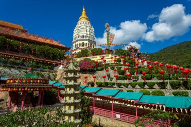 Çin Yeni Yılı için Çin kağıt fenerleriyle süslenmiş Kek Lok Si Çin Tapınağı. Kek Lok Si Tapınağı Georgetown, Penang, Malezya yakınlarında..