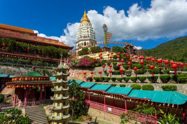 Çin Yeni Yılı için Çin kağıt fenerleriyle süslenmiş Kek Lok Si Çin Tapınağı. Kek Lok Si Tapınağı Georgetown, Penang, Malezya yakınlarında..