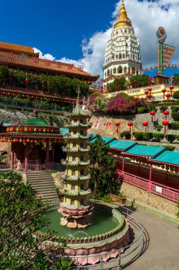 Çin Yeni Yılı için Çin kağıt fenerleriyle süslenmiş Kek Lok Si Çin Tapınağı. Kek Lok Si Tapınağı Georgetown, Penang, Malezya yakınlarında..