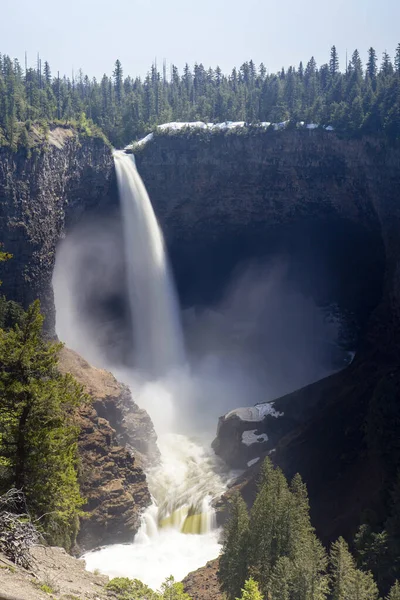 ヘルマッケン滝 Helmcken Falls カナダのブリティッシュコロンビア州にあるウェルズ グレイ州立公園内のマートルリバーにある滝である ヘルマッケンの滝はカナダで4番目に大きな滝です — ストック写真