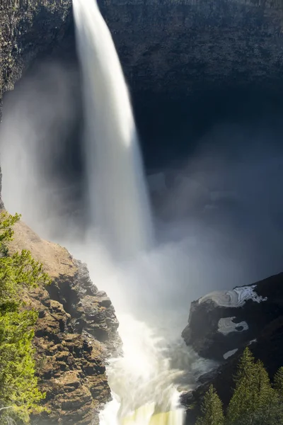 ヘルマッケン滝 Helmcken Falls カナダのブリティッシュコロンビア州にあるウェルズ グレイ州立公園内のマートルリバーにある滝である ヘルマッケンの滝はカナダで4番目に大きな滝です — ストック写真