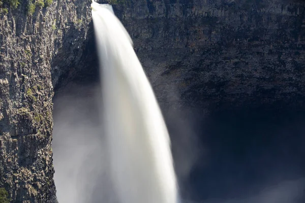 ヘルマッケン滝 Helmcken Falls カナダのブリティッシュコロンビア州にあるウェルズ グレイ州立公園内のマートルリバーにある滝である ヘルマッケンの滝はカナダで4番目に大きな滝です — ストック写真