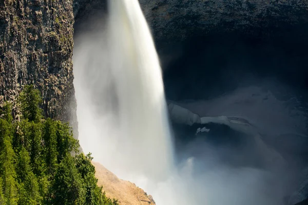 ヘルマッケン滝 Helmcken Falls カナダのブリティッシュコロンビア州にあるウェルズ グレイ州立公園内のマートルリバーにある滝である ヘルマッケンの滝はカナダで4番目に大きな滝です — ストック写真