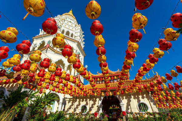 Китайский храм Кек Лок Си украшен китайскими бумажными фонарями к Китайскому Новому году. Храм Кек Лок Си расположен недалеко от Джорджтауна, Пенанг, Малайзия.