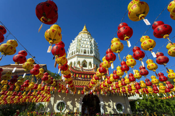 Китайский храм Кек Лок Си украшен китайскими бумажными фонарями к Китайскому Новому году. Храм Кек Лок Си расположен недалеко от Джорджтауна, Пенанг, Малайзия.