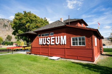 25 Eylül 2018 - Midway, British Columbia, Kanada: Midway, British Columbia, Kanada 'da bulunan tuhaf Kettle River Müzesi' nin dış görünüşü. Kettle Valley Demiryolu 'nun 0. Mil' inde. Müzenin en önemli eğlencelerinden biri. 