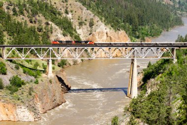 14 Mayıs 2018 - Lillooet, British Columbia, Kanada: Lillooet, British Columbia, Kanada 'da Fraser Nehri üzerinden geçen bir CN (Kanada Ulusal) korku treni.
