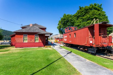 4 Ağustos 2020 - Midway, British Columbia, Kanada: Midway, British Columbia, Kanada 'da bulunan tuhaf Kettle River Müzesi' nin dış görünüşü. Kettle Valley Demiryolu 'nun 0. Mil' inde. Müzenin en önemli eğlencelerinden biri...