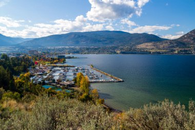 Okanagan Gölü 'nün Okanagan Vadisi, Penticton, Britanya Kolumbiyası, Kanada' daki Naramata Bench 'ten görünüşü.