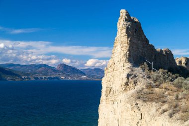 Okanagan Gölü 'nün Okanagan Vadisi, Penticton, Britanya Kolumbiyası, Kanada' daki Naramata Bench 'ten görünüşü.