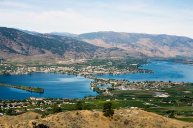 Kanada 'nın British Columbia kentindeki Okanagan Vadisi' nde Osoyoos ve Osoyoos Gölü 'ne bakan tarım ve üzüm bağları manzarası. 