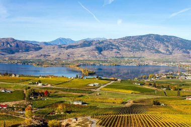 Okanagan Gölü, British Columbia, Kanada 'daki Osoyoos ve Haynes Point Provincial Park' ın küçük bir kasabası. Osoyoos, Kanada 'nın British Columbia eyaletinde yer alan bir şehirdir. Çöller, üzüm bağları ve dağlarla çevrili..