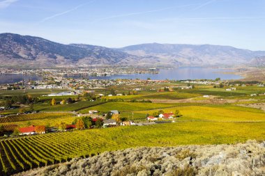 Osoyoos ve Okanagan Gölü 'nün küçük bir kasabası, British Columbia, Kanada. Osoyoos, Kanada 'nın British Columbia eyaletinde yer alan bir şehirdir. Çöller, üzüm bağları ve dağlarla çevrili..