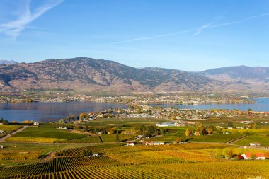 Osoyoos ve Okanagan Gölü 'nün küçük bir kasabası, British Columbia, Kanada. Osoyoos, Kanada 'nın British Columbia eyaletinde yer alan bir şehirdir. Çöller, üzüm bağları ve dağlarla çevrili..