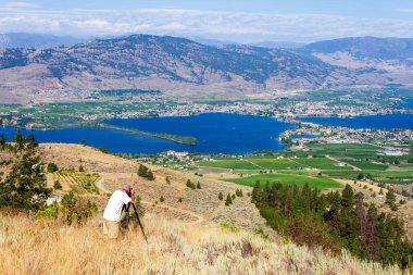 Okanagan Vadisi, Britanya Kolumbiyası, Kanada 'daki Osoyoos ve Osoyoos Gölü' nün manzarası.