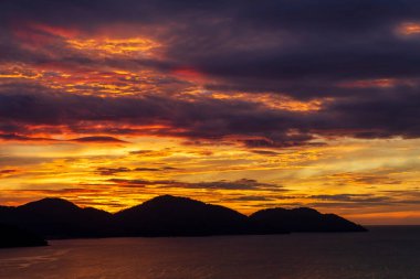 Tropikal sahil kasabası Batu Ferringhi, Penang, Malezya 'da turuncu gün batımı.