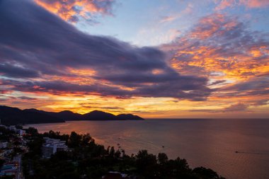 Gün batımında Malezya 'nın Penang Adası' ndaki Batu Ferringhi Plajı.