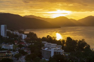 Gün batımında Malezya 'nın Penang Adası' ndaki Batu Ferringhi Plajı.
