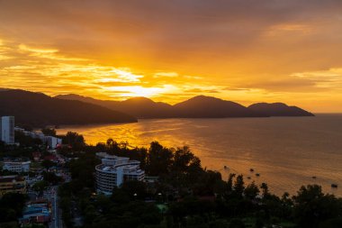 Gün batımında Malezya 'nın Penang Adası' ndaki Batu Ferringhi Plajı.