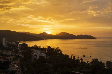 Gün batımında Malezya 'nın Penang Adası' ndaki Batu Ferringhi Plajı.