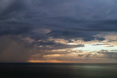 Tropik fırtına dramatik bulut ve deniz manzarası Batu Ferringhi, Penang Adası, Malezya.