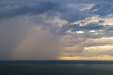 Tropik fırtına dramatik bulut ve deniz manzarası Batu Ferringhi, Penang Adası, Malezya.