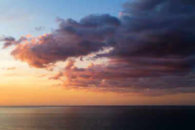 Penang Adası 'ndaki Batu Ferringhi Sahili' nde ufukta güzel bir deniz manzarası ve bulutlu bir deniz manzarası.