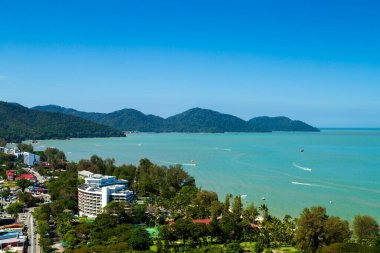 Penang Adası, Malezya 'daki Batu Ferringhi plajı. Gün ışığında açık mavi bir gökyüzü. 