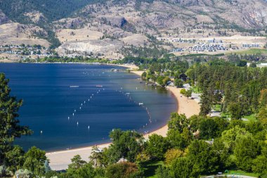Okanagan Vadisi şehri Penticton, British Columbia, Kanada 'daki Munson Dağı' ndan Naramata Bench 'in görüntüsü.