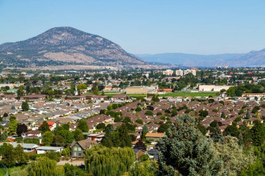 Okanagan Vadisi şehri Penticton, British Columbia, Kanada 'daki Munson Dağı' ndan Naramata Bench 'in görüntüsü.