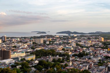 Phuket Town 'u gün batımında Phuket Adası, Tayland' daki Khao Rang Tepesi 'nden izleyeceğiz..