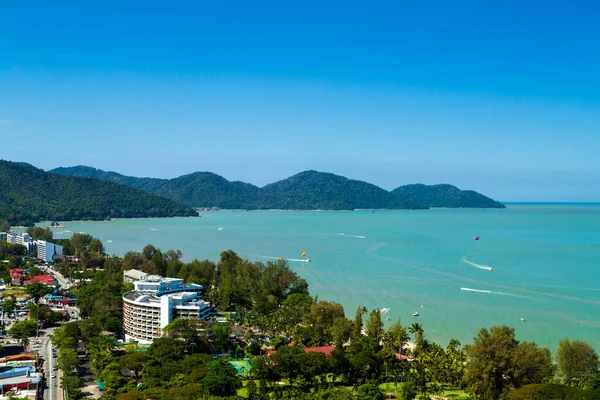 Penang Adası, Malezya 'daki Batu Ferringhi plajı. Gün ışığında açık mavi bir gökyüzü. 