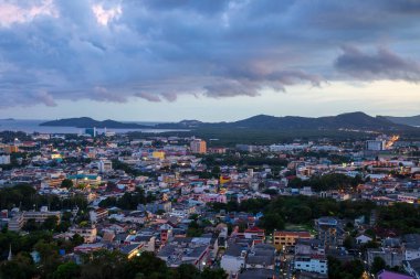Phuket Town 'u gün batımında Phuket Adası, Tayland' daki Khao Rang Tepesi 'nden izleyeceğiz..