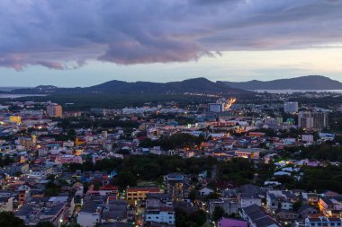 Phuket Town 'u gün batımında Phuket Adası, Tayland' daki Khao Rang Tepesi 'nden izleyeceğiz..