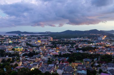 Phuket Town 'u gün batımında Phuket Adası, Tayland' daki Khao Rang Tepesi 'nden izleyeceğiz..