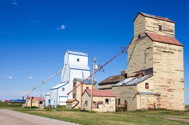 Mossleigh, Alberta, Kanada - 12 Temmuz 2018 Kanada 'nın küçük bir Kanada çayır kasabası olan Mossleigh, Alberta, Kanada' da yıpranmış tahıl asansörleri.