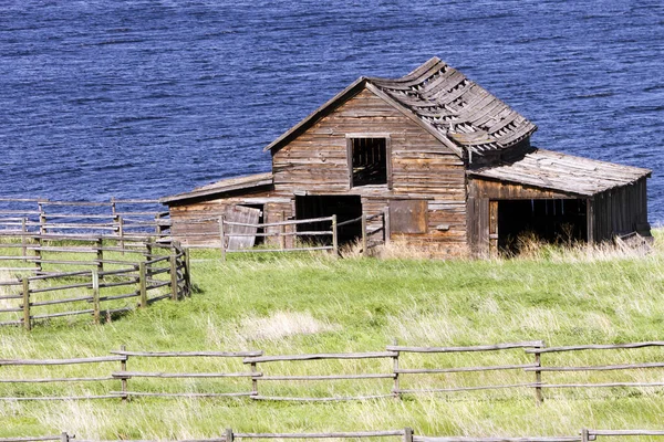 Vecchio Fienile Abbandonato Casa Ranch Legno Rustico Sul Lago Separazione — Foto Stock