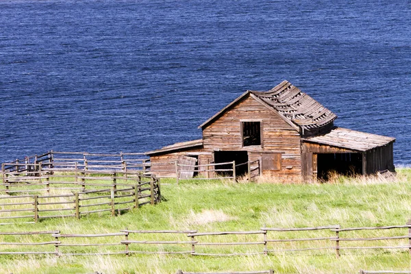 Vecchio Fienile Abbandonato Casa Ranch Legno Rustico Sul Lago Separazione — Foto Stock