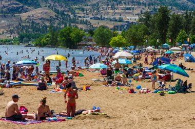 Penticton, British Columbia, Kanada - 30 Haziran 2019: Penticton, Britanya Kolumbiyası, Kanada 'daki Okanagan Vadisi' ndeki Skaha Sahili 'nde yaz tatili turistleriyle dolu kalabalık plaj. 